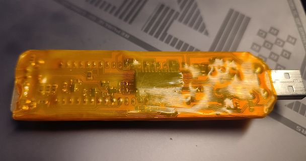 USB-Stick mit beschädigter oder verklebter Leiterplatte