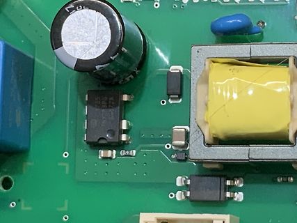 Nahaufnahme einer Leiterplatte mit elektronischen Bauteilen