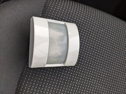 Weißes Gehäuse eines Bewegungsmelders