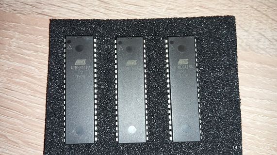 Drei ATmega16A Mikrocontroller auf Schaumstoff