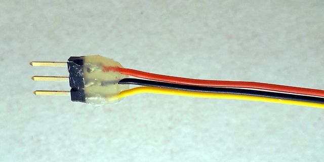 Dreiadriges Kabel mit Steckkontakten und Vergussmasse
