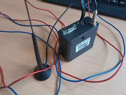 Elektronikmodul mit Verkabelung und Antenne