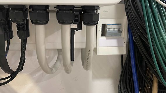 Elektroverteiler mit Kabelverschraubungen und Schutzschaltern