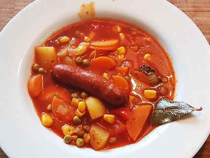 Eintopf mit Wurst, Kartoffeln, Erbsen und Karotten