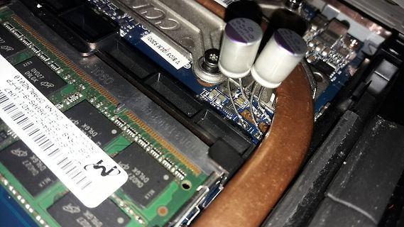 Nahaufnahme einer Laptop-Leiterplatte mit RAM und Kondensatoren