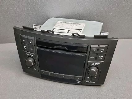Auto-Radio mit CD-Schacht und Bedienelementen