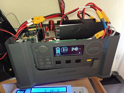 Powerstation mit Display und Verkabelung