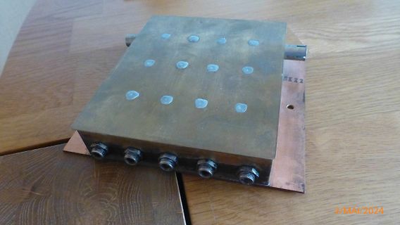 Metallblock mit Anschlüssen auf Kupferplatte