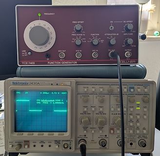 Funktionsgenerator und Oszilloskop auf Werkstatt-Tisch