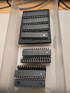 In einer Kunststoffbox liegende integrierte Schaltkreise