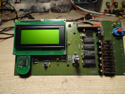 Leiterplatte mit LCD-Display und integrierten ICs