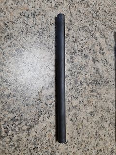 Schwarzer Stab auf Granitoberfläche