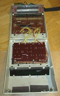 Geöffnetes elektronisches Gerät mit Leiterplatten und Verkabelung