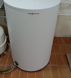 Weißer Viessmann Warmwasserspeicher