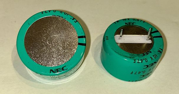 Zwei Elektrolytkondensatoren von NEC