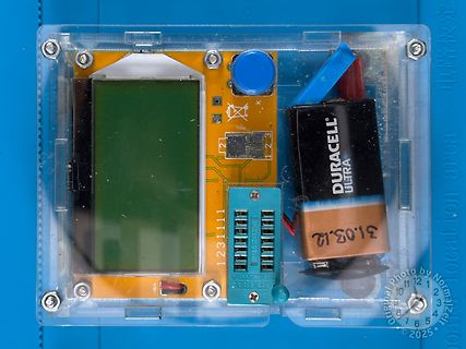 Elektronikprojekt in transparentem Gehäuse mit LCD und Batterie