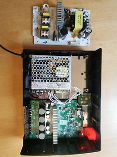 Zerlegtes elektronisches Gerät mit Netzteilschaltung und Hauptplatine