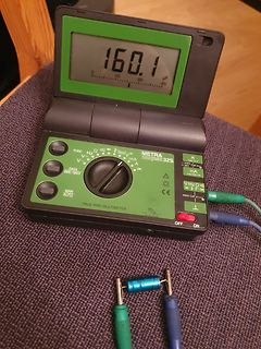 Digitalmultimeter mit Messwert auf Tisch
