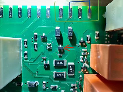 Nahaufnahme einer Leiterplatte mit elektronischen Bauteilen