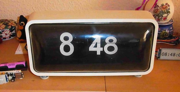 Digitaluhr mit weißer Anzeige auf schwarzem Display