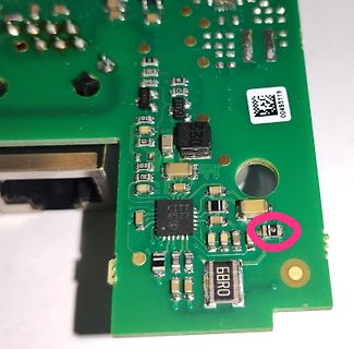 Nahaufnahme einer grünen Leiterplatte mit elektronischen Bauteilen