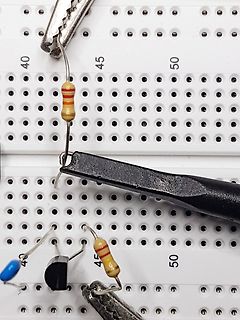 Aufbau auf einem Breadboard mit Widerständen und Krokodilklemmen