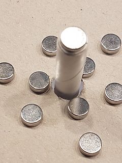 Mehrere kleine Rundmagnete auf einer Oberfläche