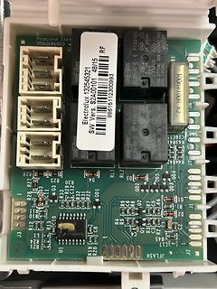 Elektronikplatine mit Relais und Bauteilen