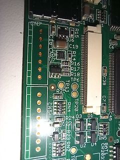 Nahaufnahme einer grünen Leiterplatte mit elektronischen Bauteilen