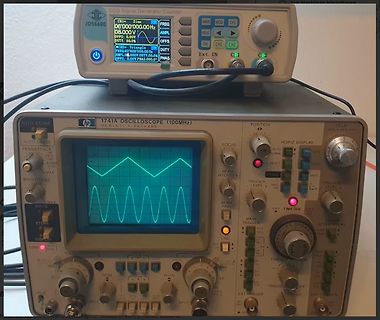 Oszilloskop und Signalgenerator auf einem Tisch