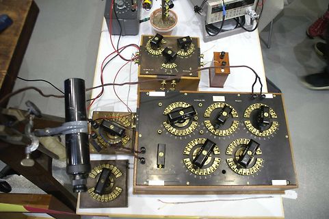 Historische elektrische Messgeräte und Regler auf einem Tisch