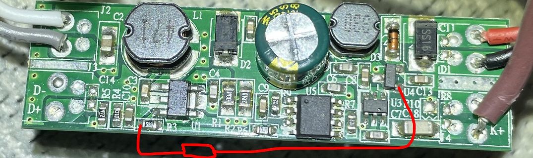 Foto einer bestückten Leiterplatte mit elektronischen Bauteilen