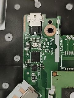 Nahaufnahme einer Leiterplatte mit elektronischen Bauteilen
