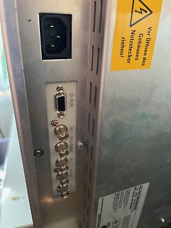 Rückseite eines elektronischen Geräts mit Anschlüssen