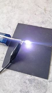 Elektrischer Lichtbogen zwischen Krokodilklemme und Stab