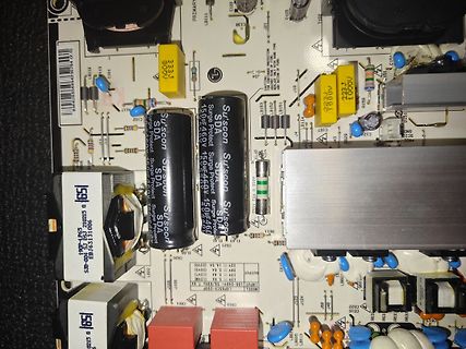 Leiterplatte eines Schaltnetzteils mit Elektrolytkondensatoren und Transformatoren