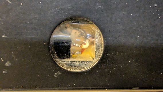 Nahaufnahme eines Bauteils in einer kreisförmigen Öffnung