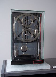 Mechanische Uhr in Glasgehäuse