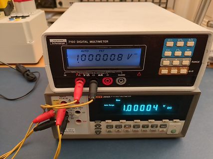 Zwei digitale Multimeter mit Messleitungen