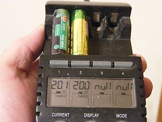 Batterieladegerät mit Messwerten auf Display