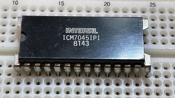Intersil ICM7045IPI integrierter Schaltkreis auf Breadboard
