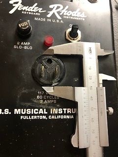 Rückseite eines Fender Rhodes mit Messschieber