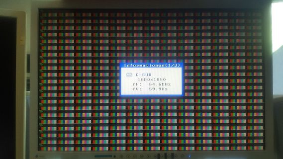 Abfotografierter Monitor mit Testbild und Informationen