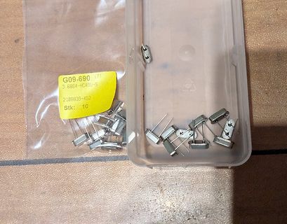 Elektronikbauteile in einer Plastikbox und einem Beutel