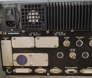 Rückseite eines elektronischen Messgeräts mit Anschlüssen