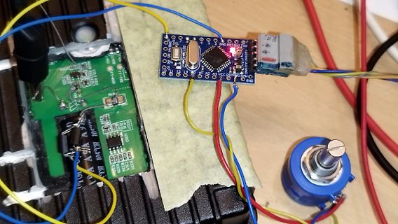 Elektronikaufbau mit Leiterplatten und Verkabelung