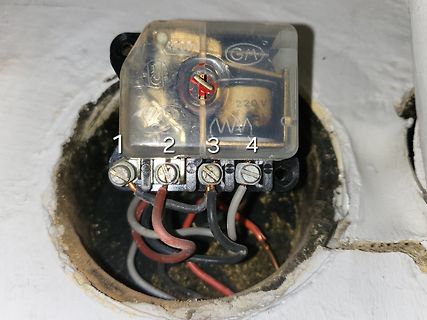 Elektrischer Schalter in Wandöffnung mit Verkabelung