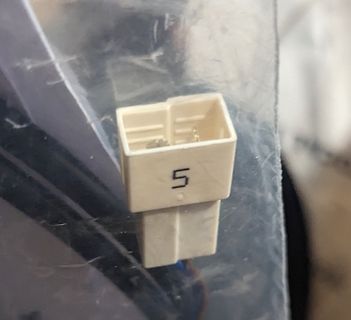 Elektrischer Steckverbinder mit der Zahl 5