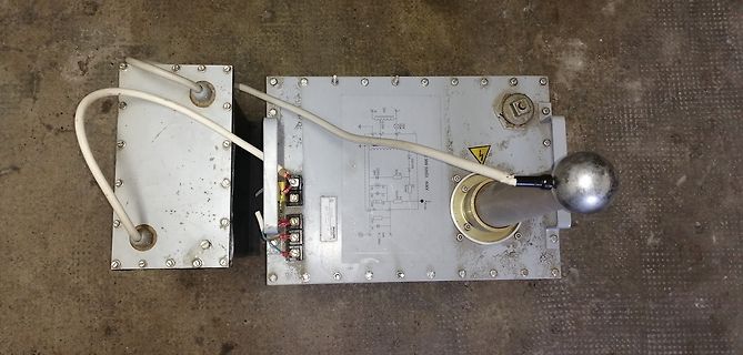 Elektrisches Schaltgerät mit Schaltplan auf Gehäuse