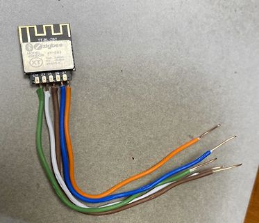 Zigbee-Modul mit angeschlossenen Kabeln
